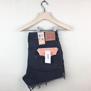 *SOLD* Black Levi’s 501 Shorts Size 32 NWT